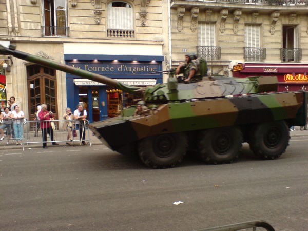 הצבא צועד על קיבתו / קטנה פריזאית
