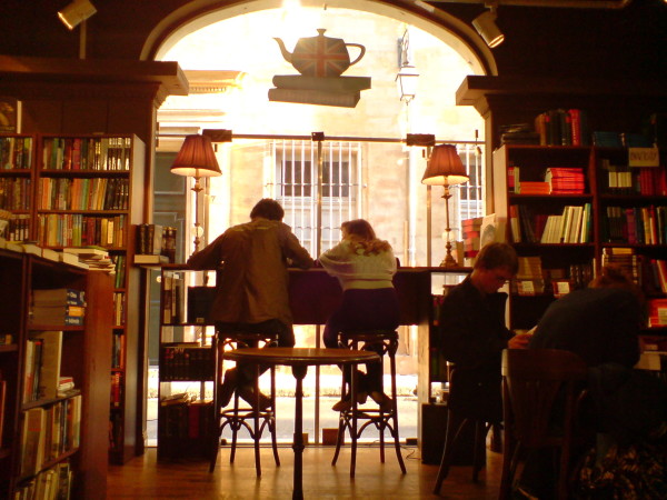 Book in Bar. חנות ספרים ובית קפה, הלוואי שהיה לי כזה. הלוואי שהיה לכולם