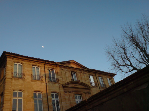 ירח בשמי אחר הצהריים הבהירים מעל אחד הארמונות המקומיים. היום קונסברטוריון