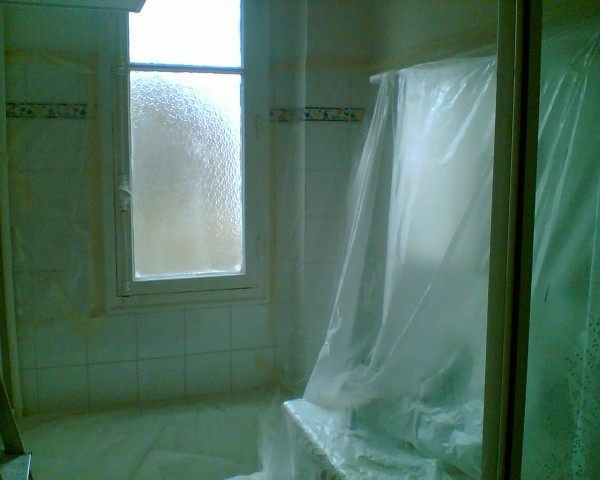 חדר אמבטיה, אור אירופאי. שלא לומר אפלולית