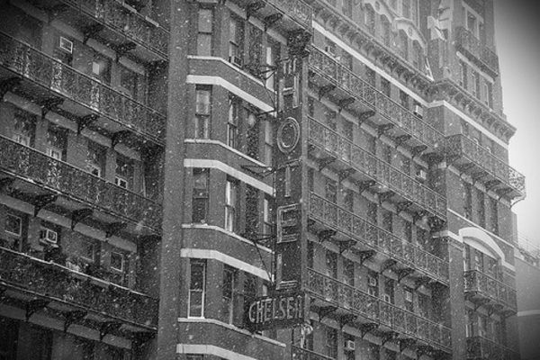קיבוץ על קומות באמצע ניו יורק: צ'לסי הוטל / דנה קסלר
